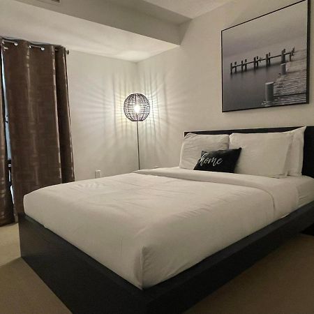 Cozy Open Concept 2Br 2Bath W/Parking -Jays/Cn Appartamento Toronto Esterno foto