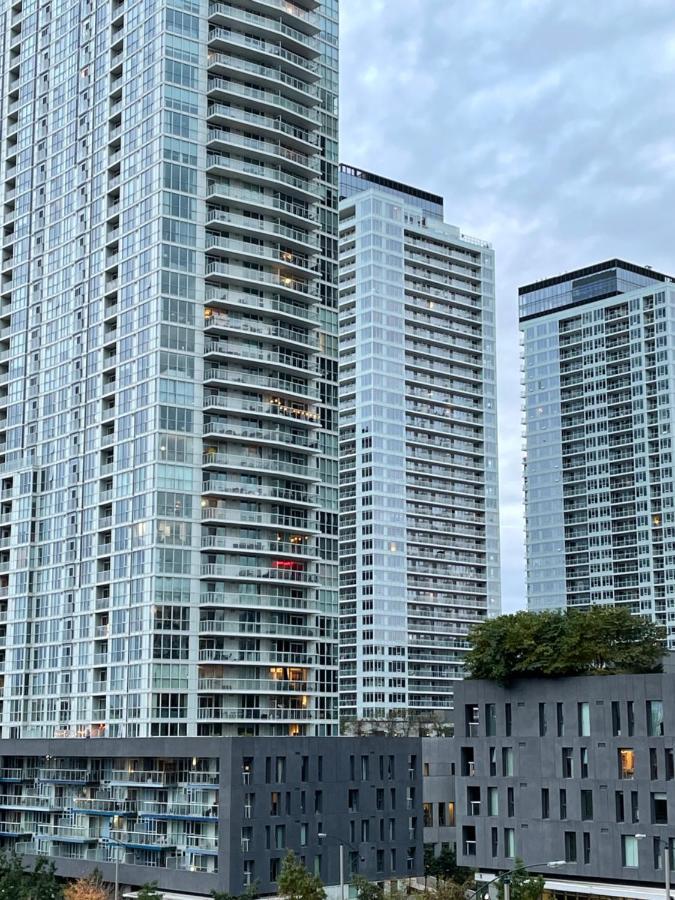 Cozy Open Concept 2Br 2Bath W/Parking -Jays/Cn Appartamento Toronto Esterno foto