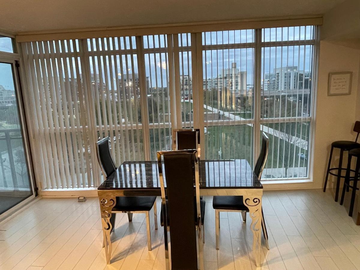 Cozy Open Concept 2Br 2Bath W/Parking -Jays/Cn Appartamento Toronto Esterno foto