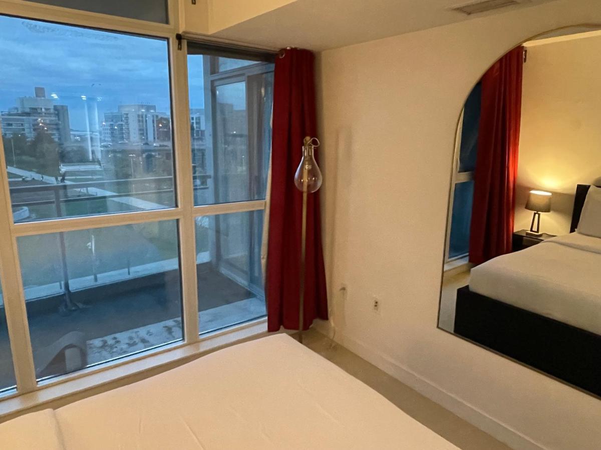 Cozy Open Concept 2Br 2Bath W/Parking -Jays/Cn Appartamento Toronto Esterno foto